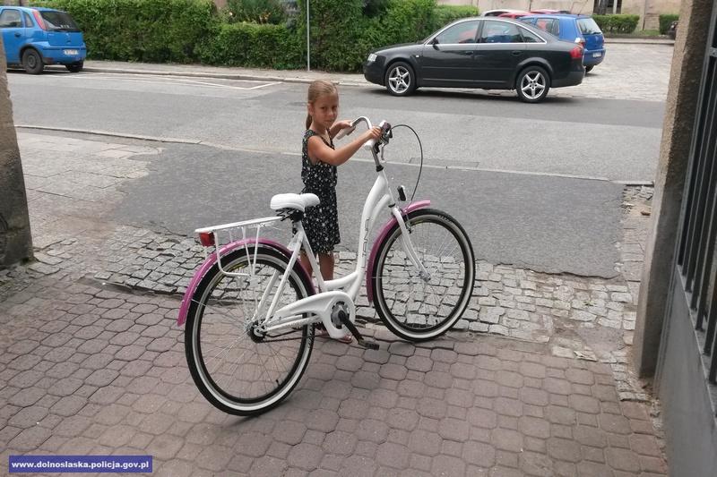 Wielka rado dziecka z odzyskanego skradzionego roweru
